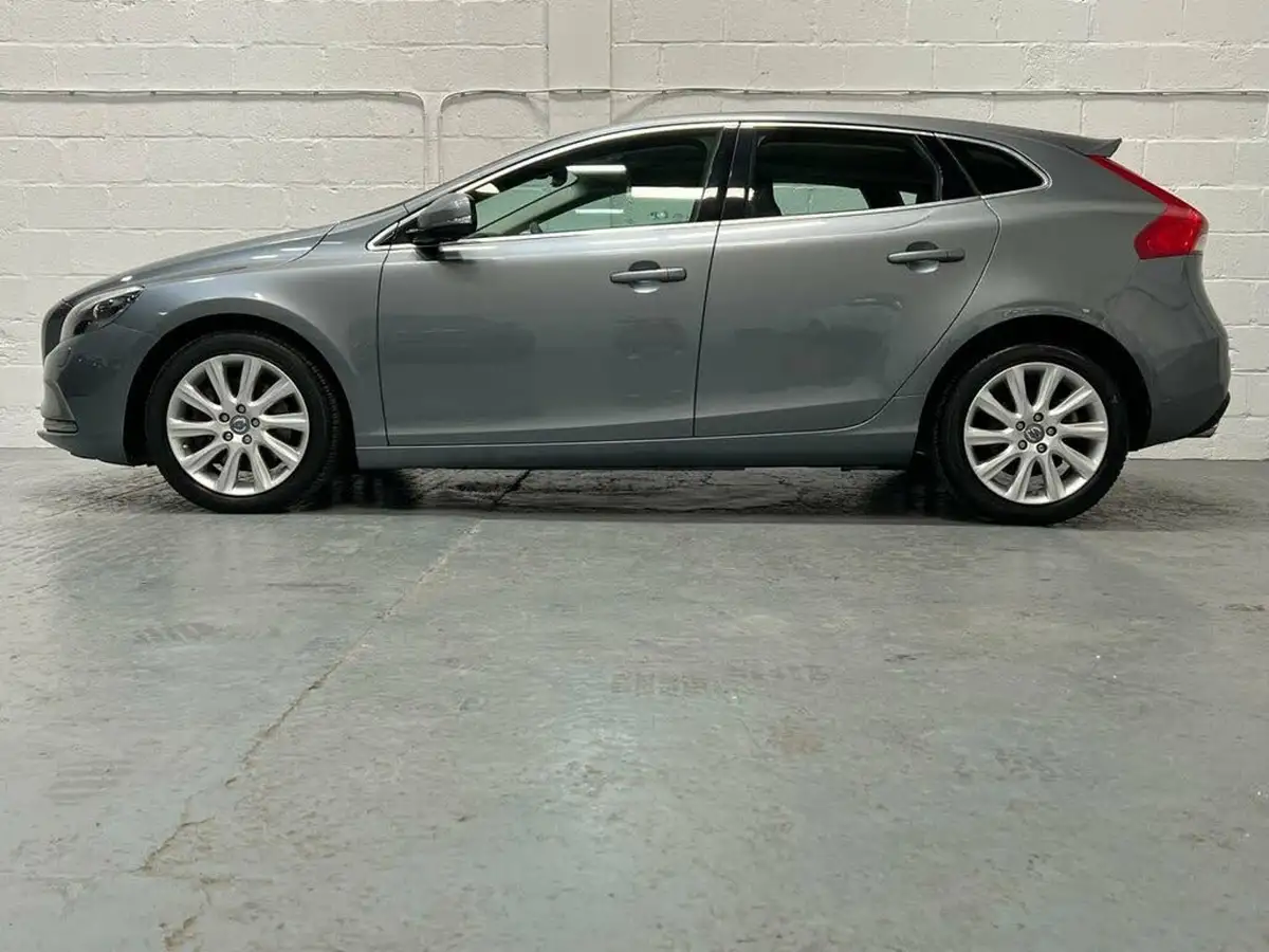 2014-volvo-v40-20td-d3-se-lux-big-34