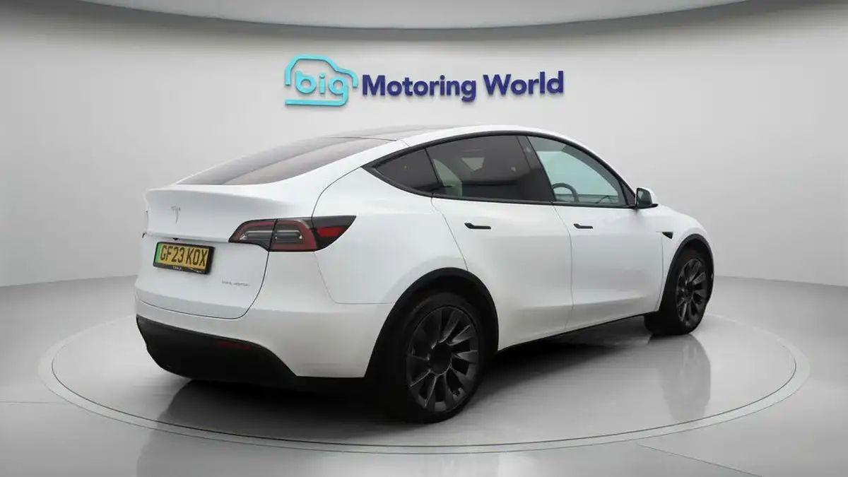 2023-tesla-model-y-e-long-range-big-7