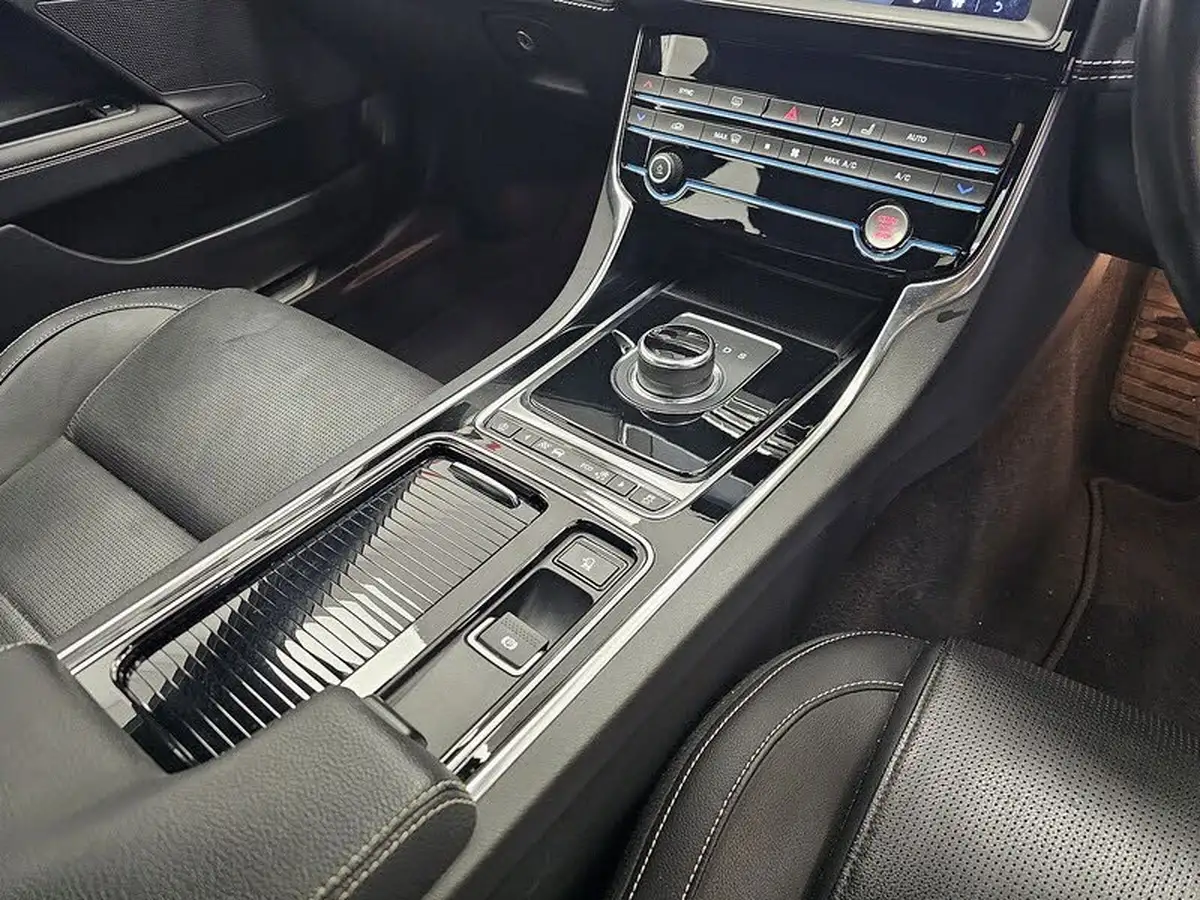 2019-jaguar-xe-20i-r-sport-200ps-big-20