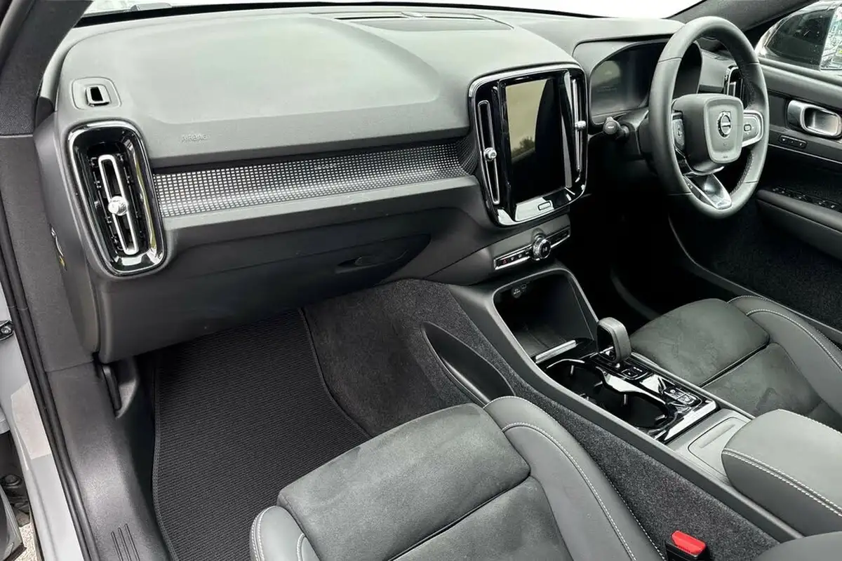 2024-volvo-xc40-20-b3-plus-big-1