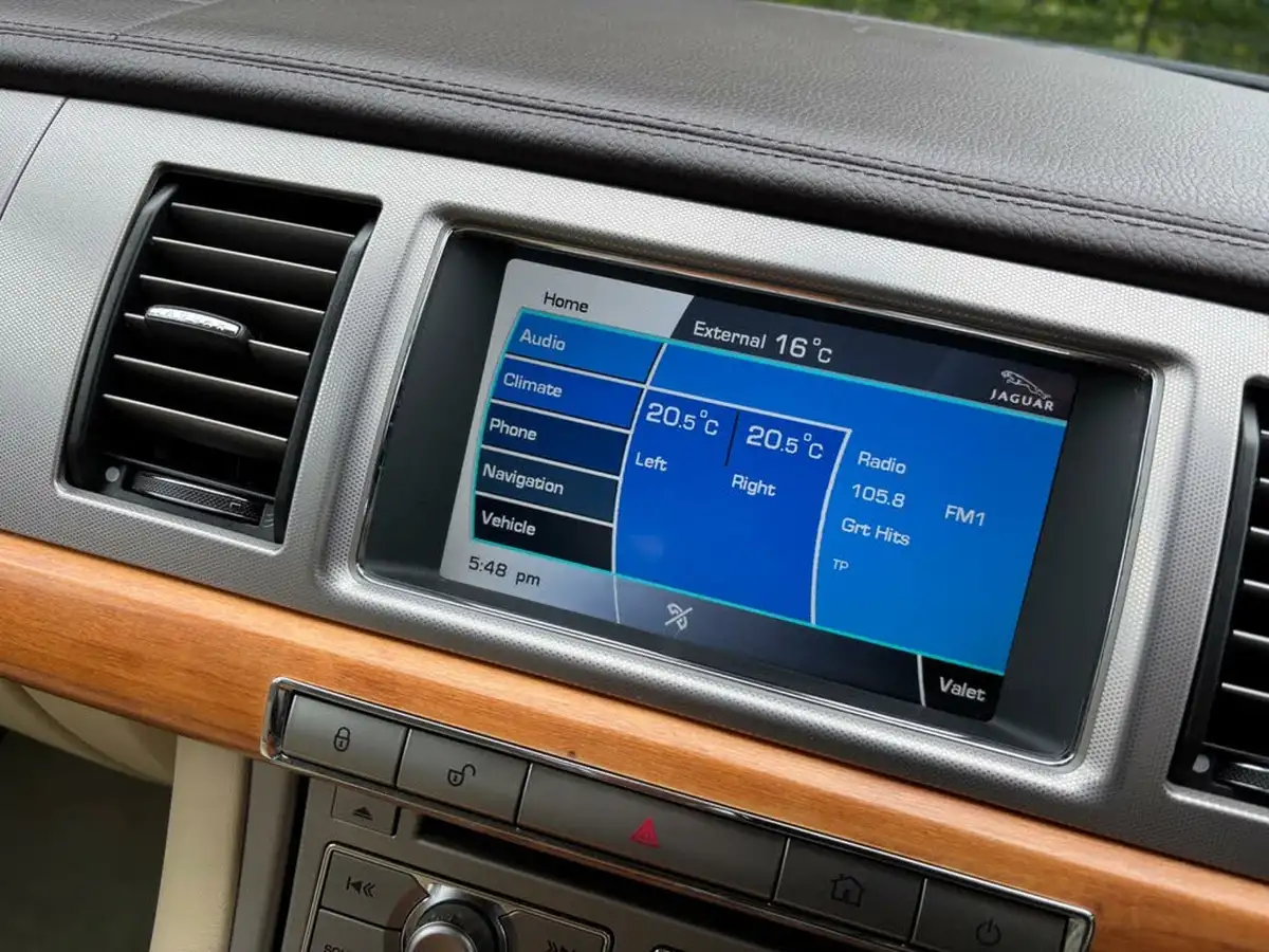 2010-jaguar-xf-30-luxury-big-42