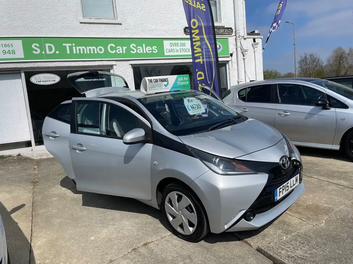 2015-toyota-aygo-10-vvt-i-x-play-5d-big-11