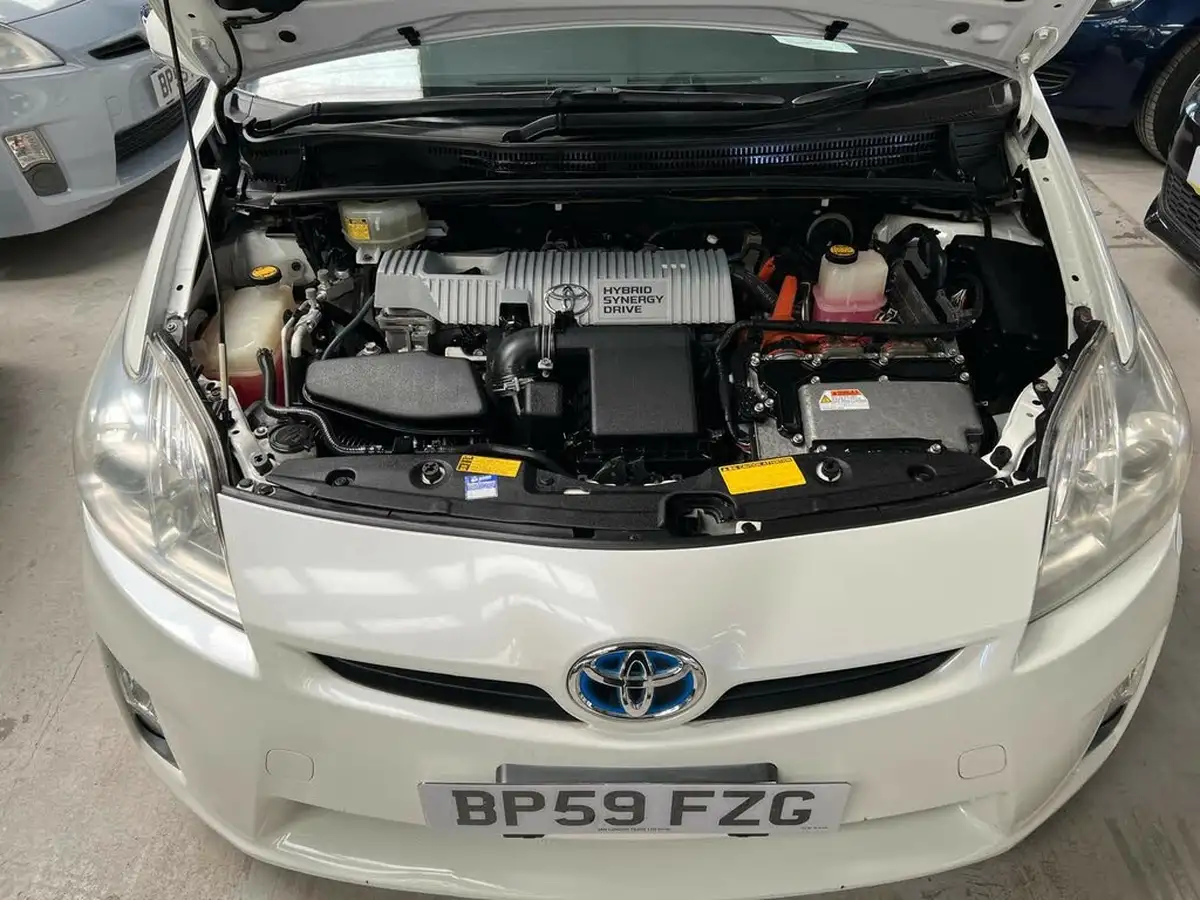 2010-toyota-prius-big-30