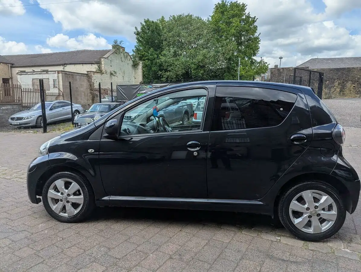 2013-toyota-aygo-10-aygo-fire-5d-big-1