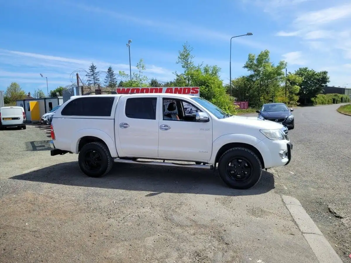 2015-toyota-hi-lux-30td-invincible-x-auto-big-1