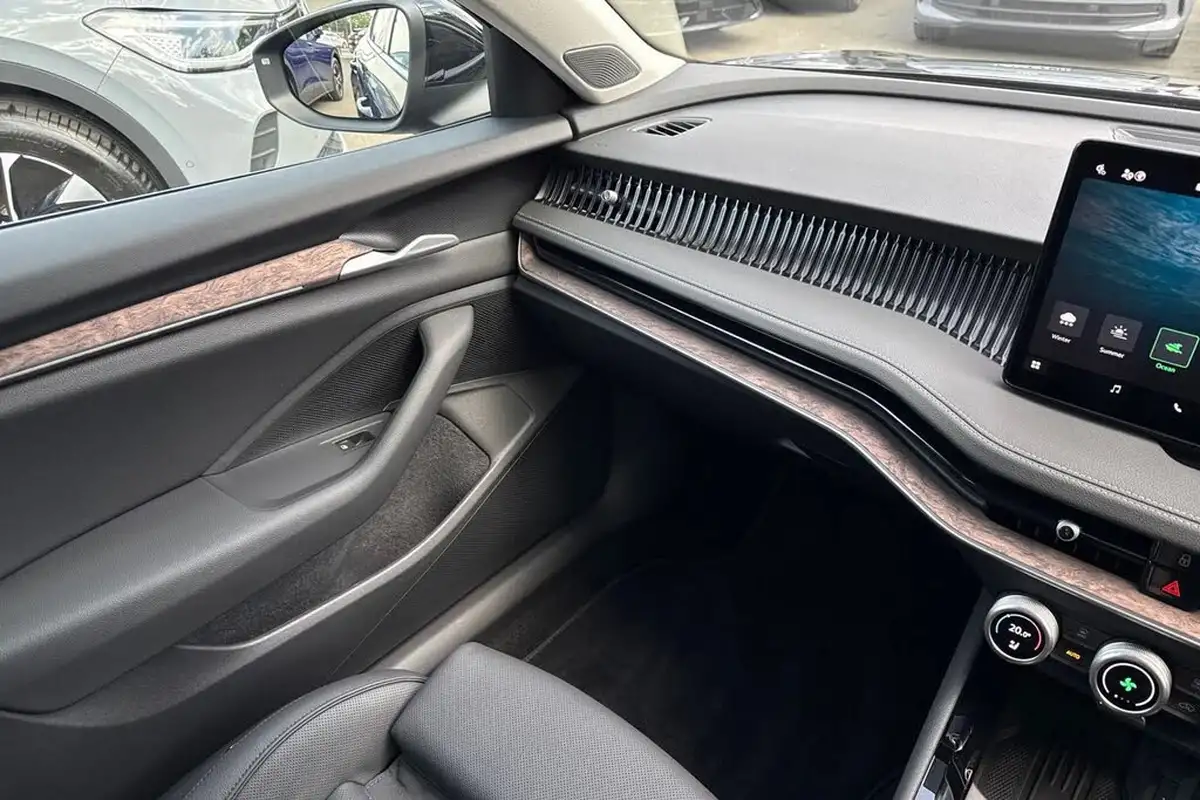 2025-skoda-superb-20tdi-laurin-klement-193ps-4x4-hatchback-big-19