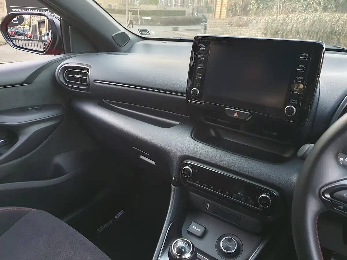 2021-toyota-yaris-16-gr-circuit-pack-big-30
