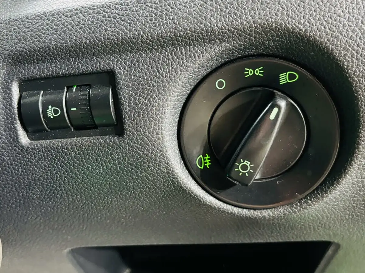 2012-skoda-fabia-14-vrs-estate-big-13
