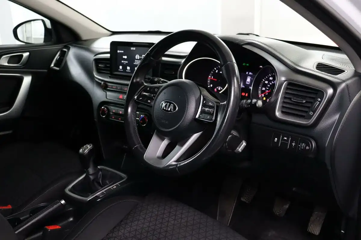 2019-kia-ceed-16crdi-2-eco-hatchback-big-2