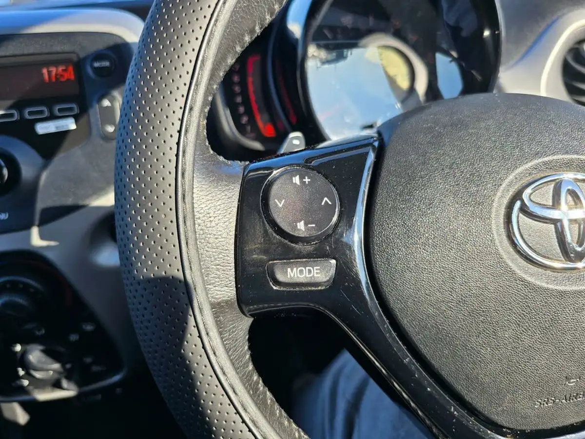 2015-toyota-aygo-10-vvt-i-x-play-5d-x-shift-big-27