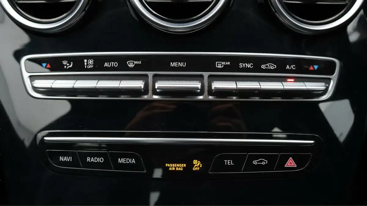 2019-mercedes-benz-c-class-15-c200-sport-ss-saloon-4d-big-11