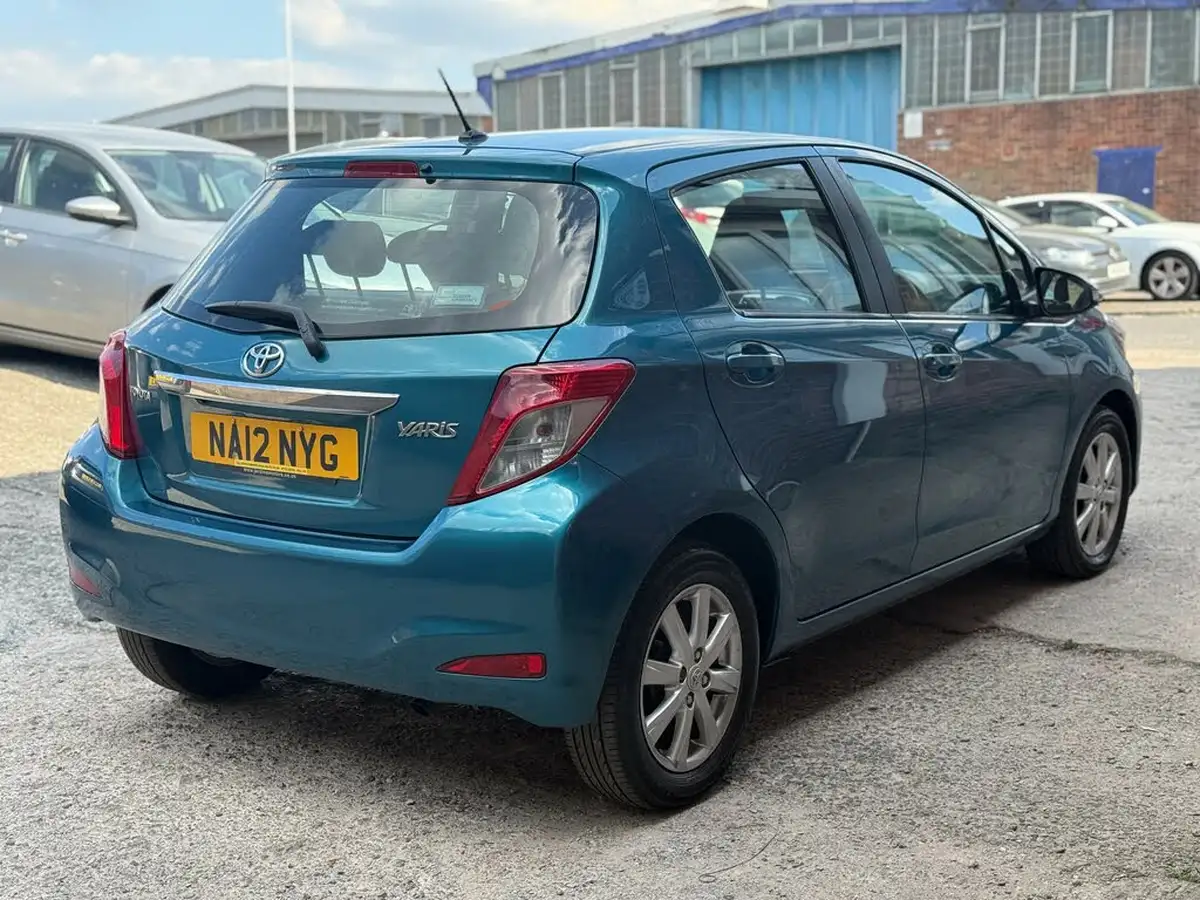 2012-toyota-yaris-133-tr-vvt-i-5d-big-8