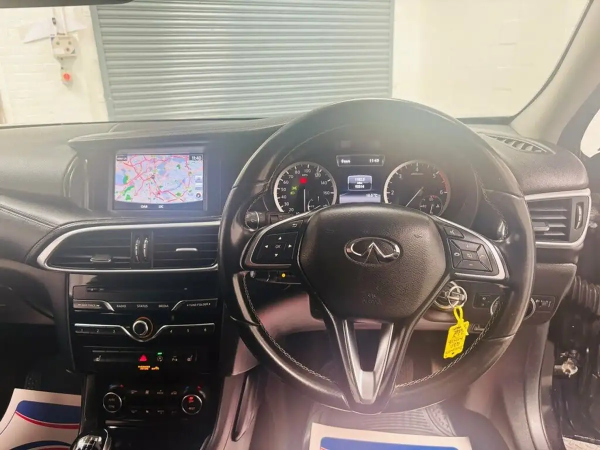 2016-infiniti-q30-15d-se-big-11