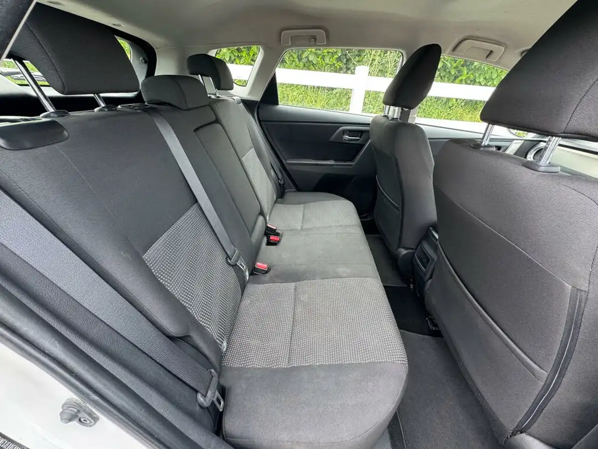 2013-toyota-auris-16-icon-hatchback-big-10