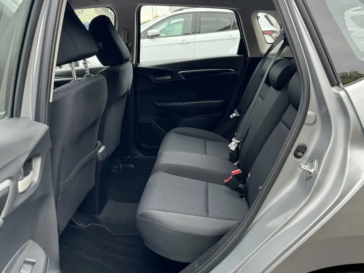 2018-honda-jazz-13-i-vtec-se-cvt-big-21