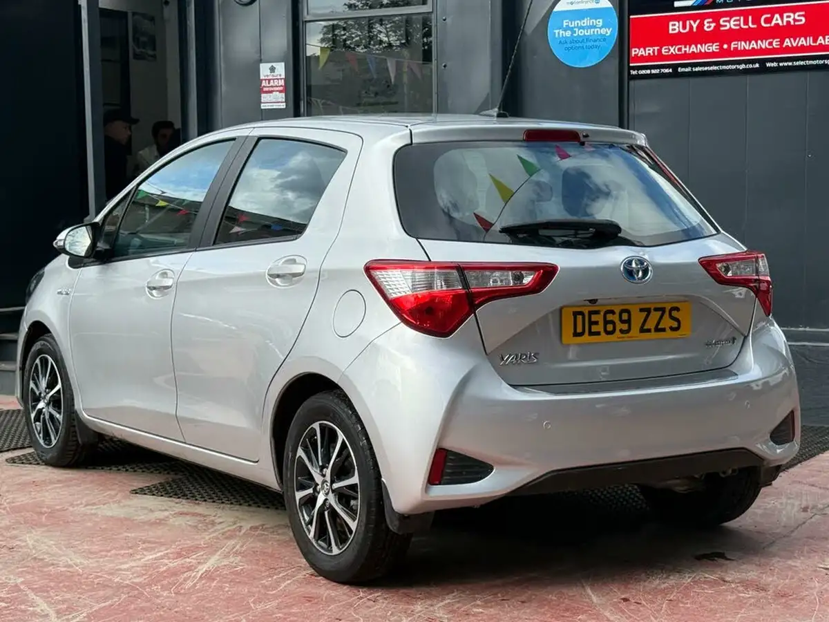2019-toyota-yaris-15-vvt-i-icon-tech-98bhp-hybrid-1497cc-e-cvt-big-7