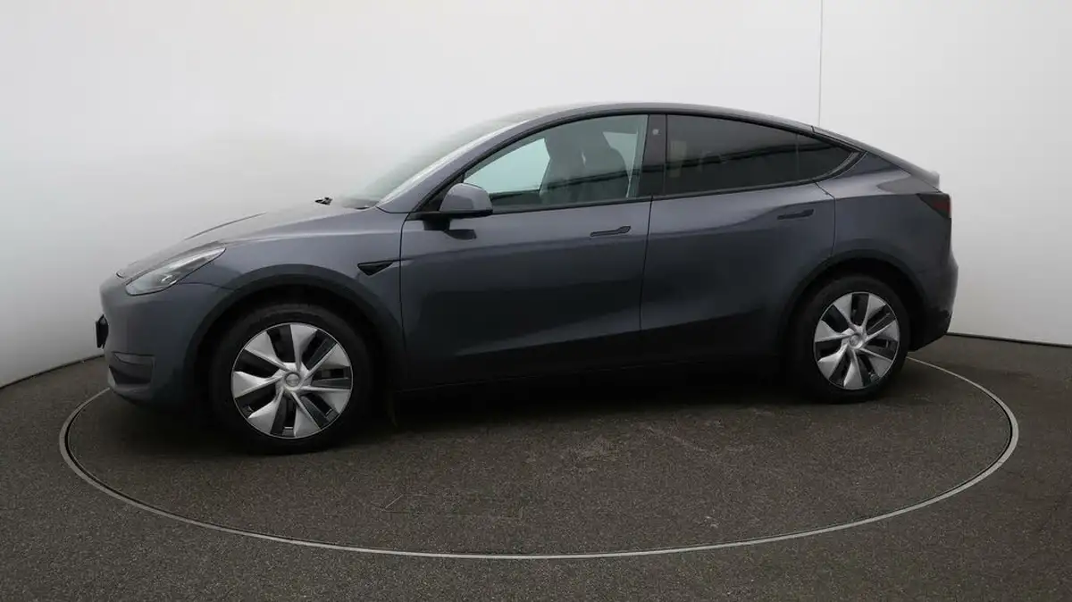 2022-tesla-model-y-e-long-range-big-66