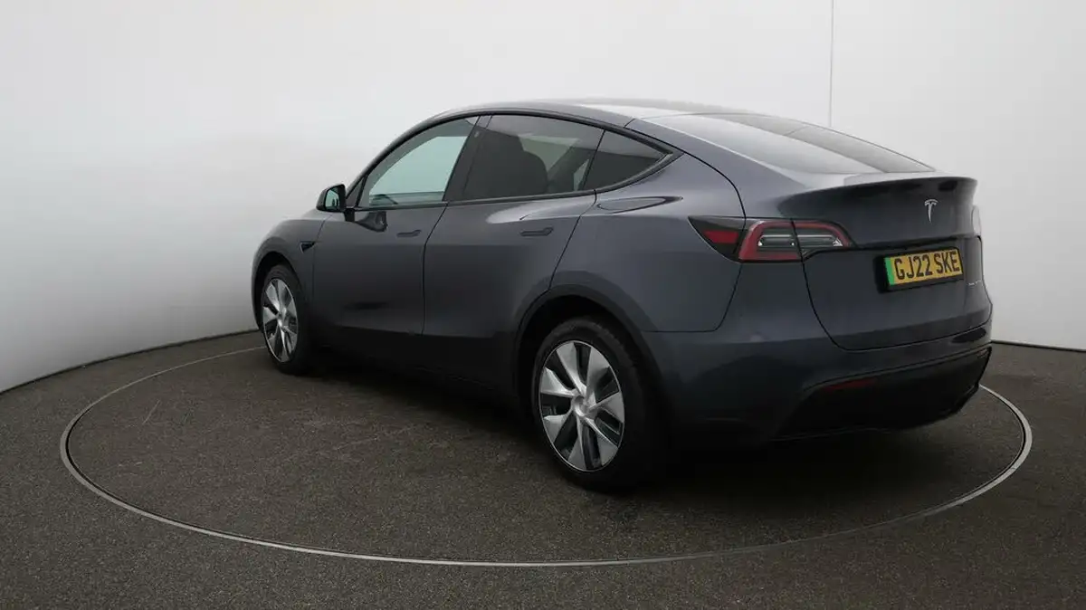 2022-tesla-model-y-e-long-range-big-62