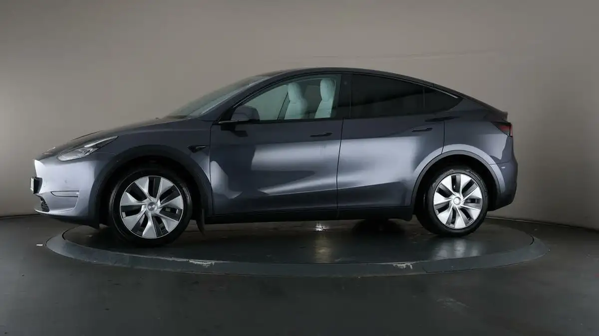 2022-tesla-model-y-e-long-range-big-32