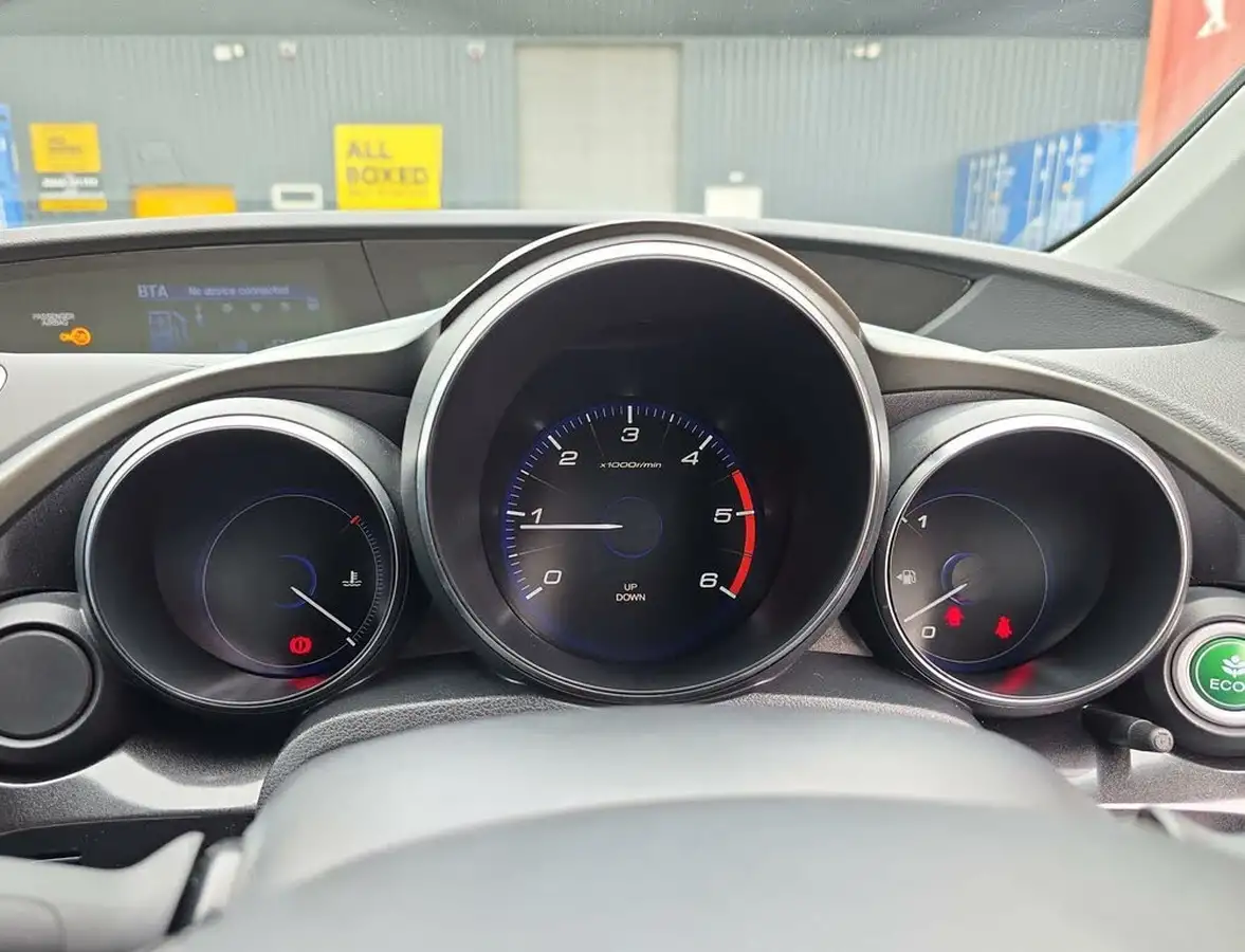 2014-honda-civic-16td-se-plus-hatchback-big-23