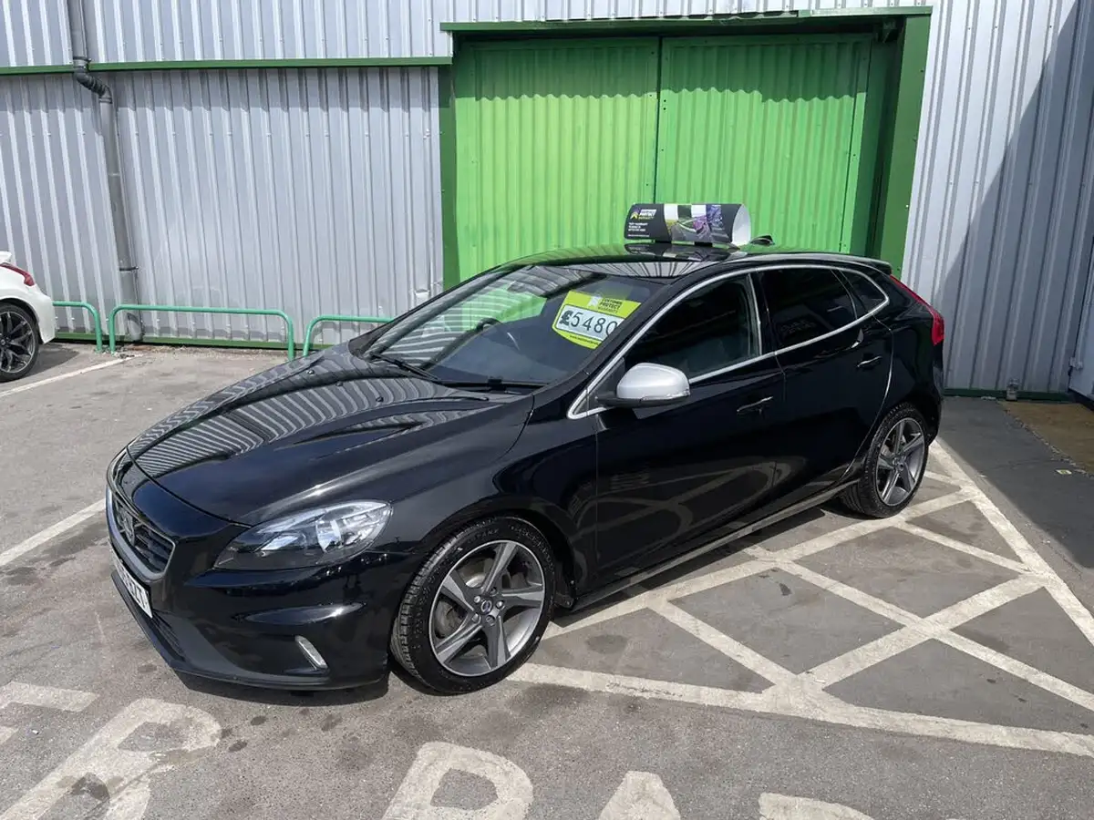 2015-volvo-v40-20-t2-r-design-big-2