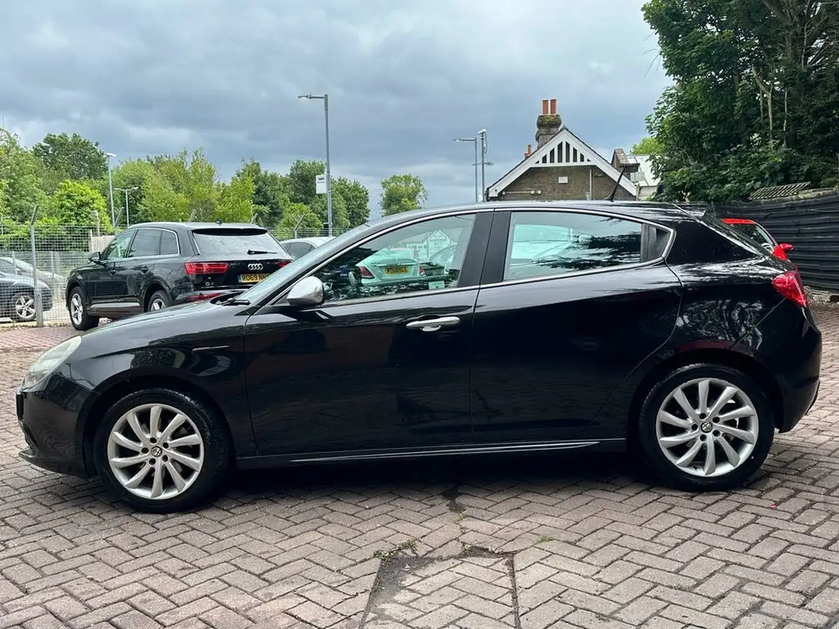 2011-alfa-romeo-giulietta-20td-veloce-170bhp-big-7