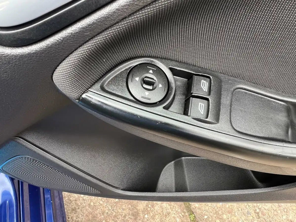 2014-ford-focus-16tdci-zetec-s-hatchback-big-33