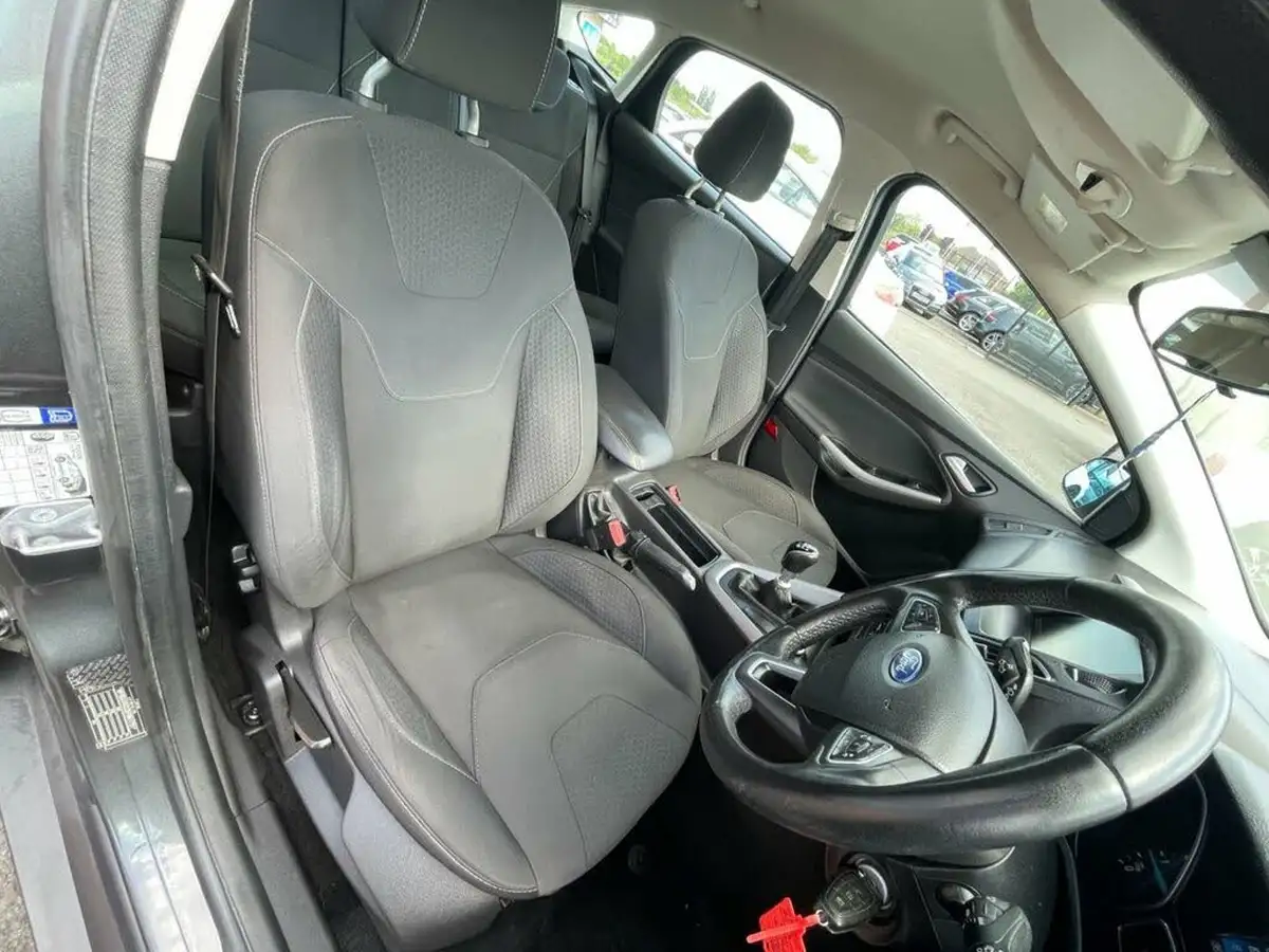 2015-ford-focus-15tdci-zetec-120ps-hatchback-big-11