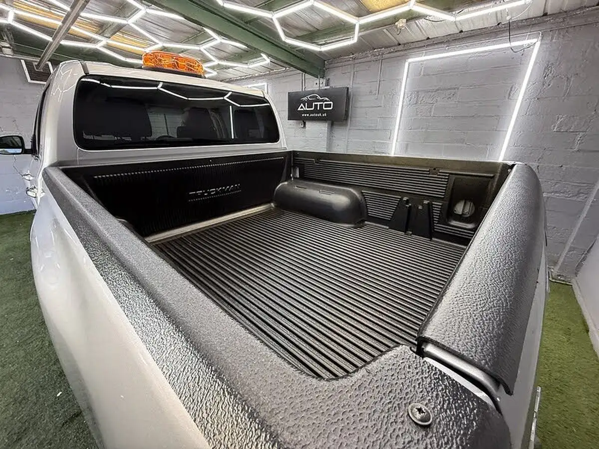 2018-toyota-hi-lux-24d-invincible-ss-auto-big-10