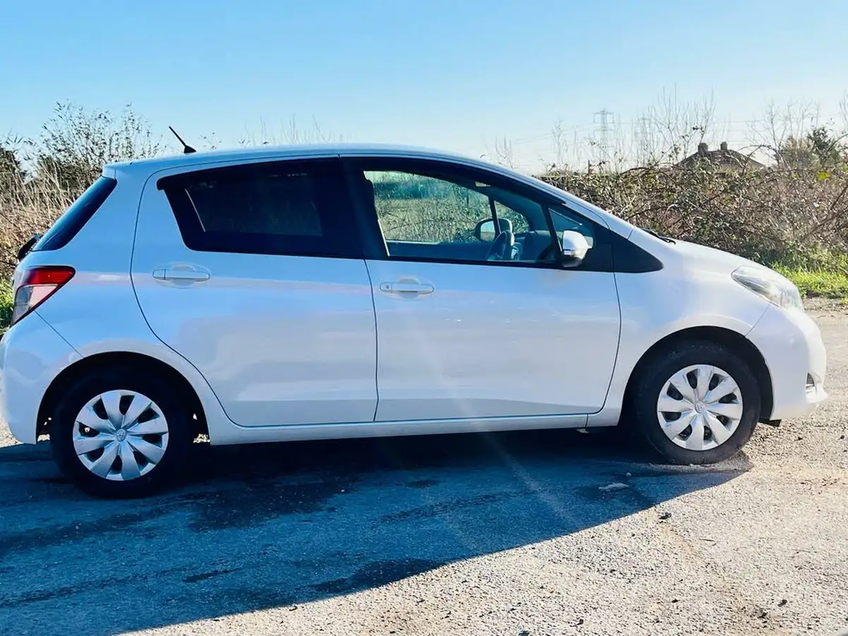 2013-toyota-yaris-big-9