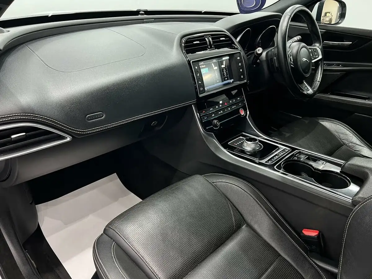 2015-jaguar-xe-20td-r-sport-180ps-auto-big-48