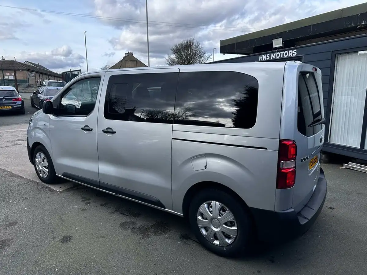 2017-toyota-proace-verso-16d-shuttle-big-5