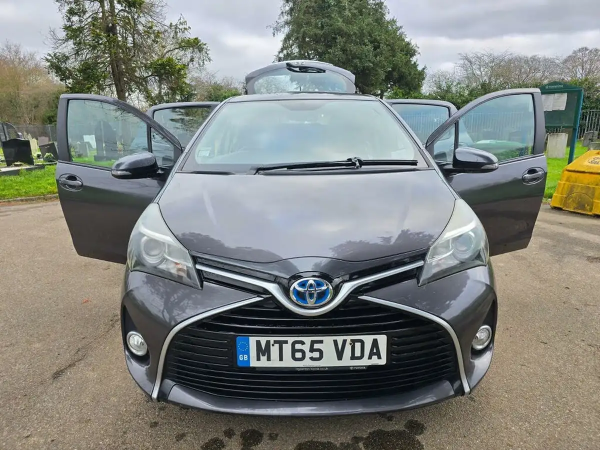 2015-toyota-yaris-15-vvt-i-icon-hybrid-big-5