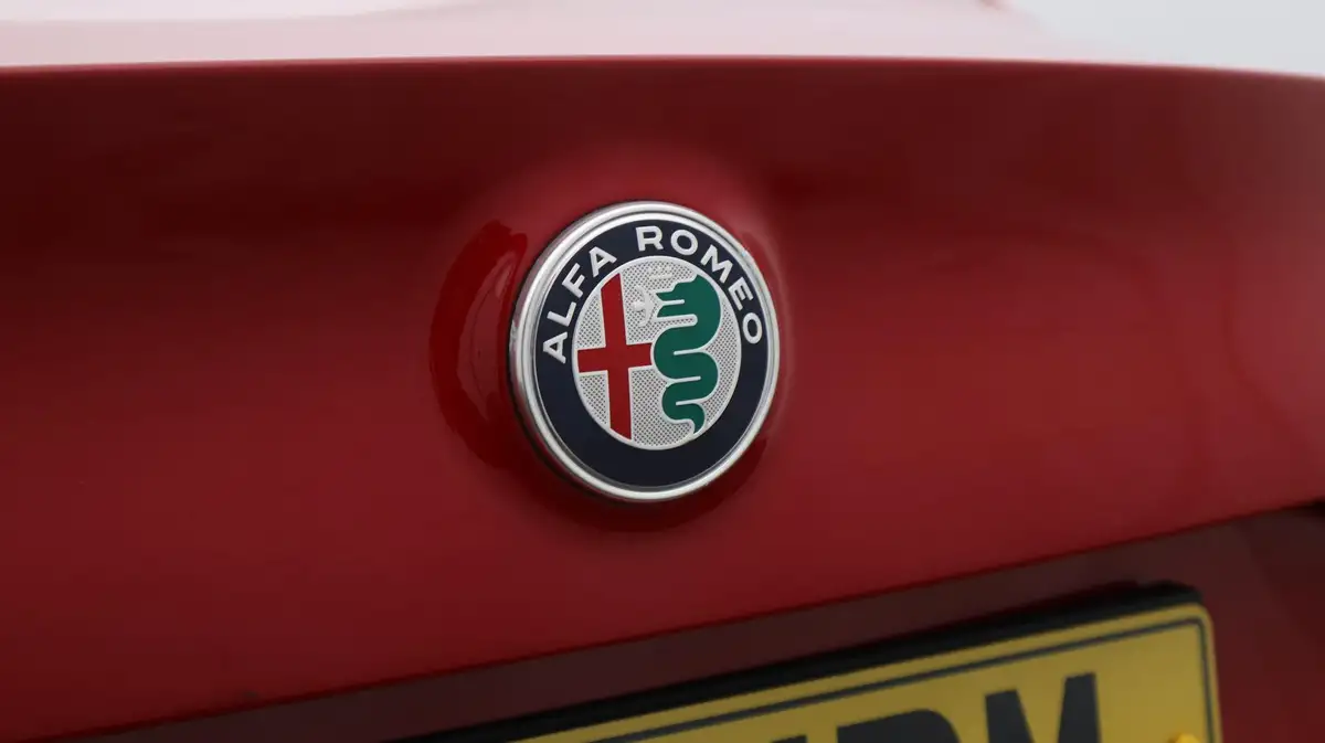 2018-alfa-romeo-giulia-20-veloce-big-21