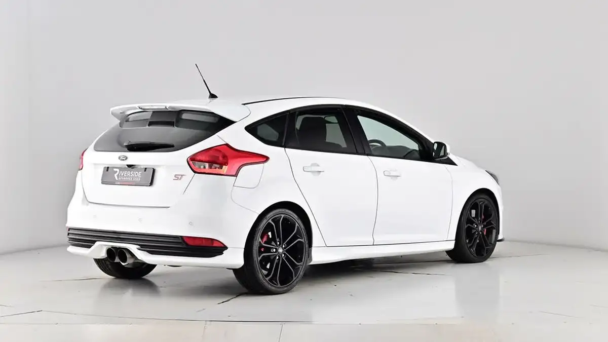 2015-ford-focus-20t-st3-hatchback-big-75