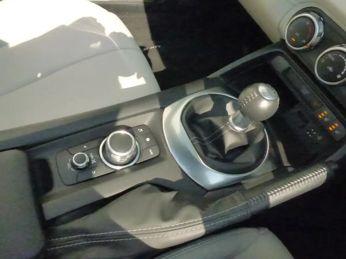 2021-mazda-mx-5-15-sport-venture-big-18