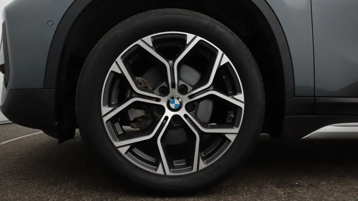 2020-bmw-x1-15-sdrive18i-xline-big-18