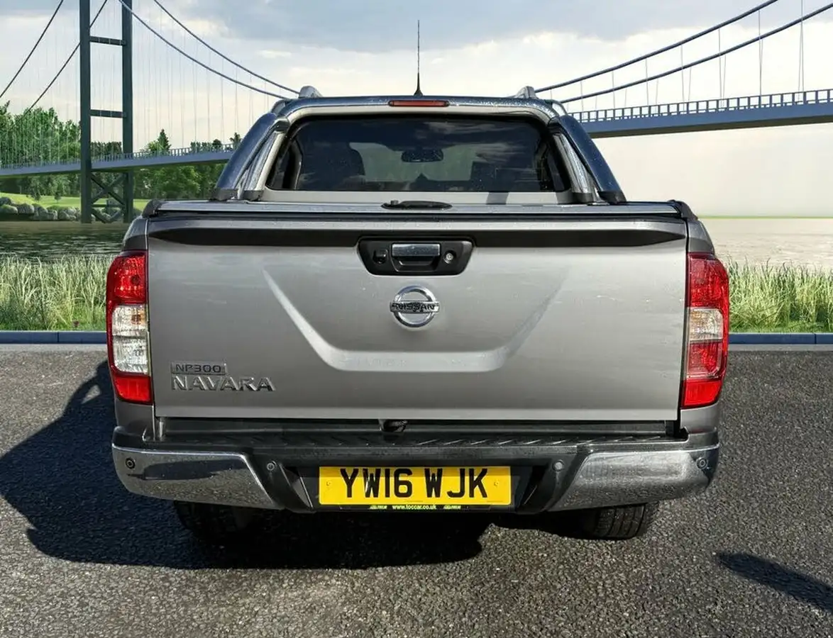 2016-nissan-np300-navara-23dci-tekna-auto-big-4