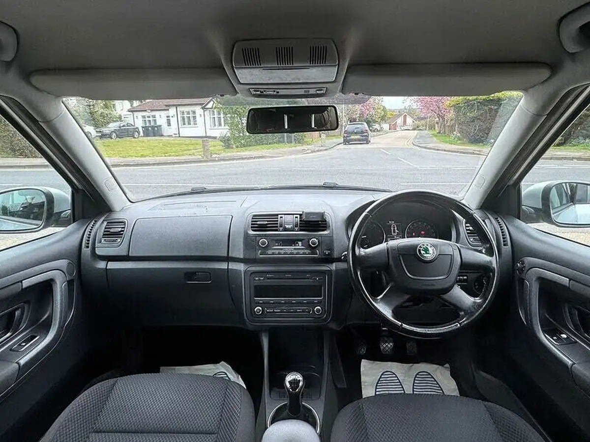 2011-skoda-fabia-12-elegance-12v-70bhp-hatchback-1198cc-big-17