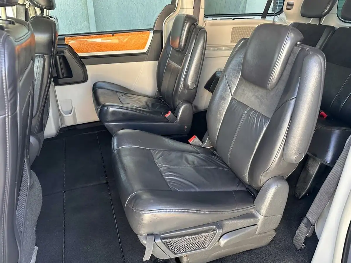 2010-chrysler-grand-voyager-28td-limited-2776cc-big-12