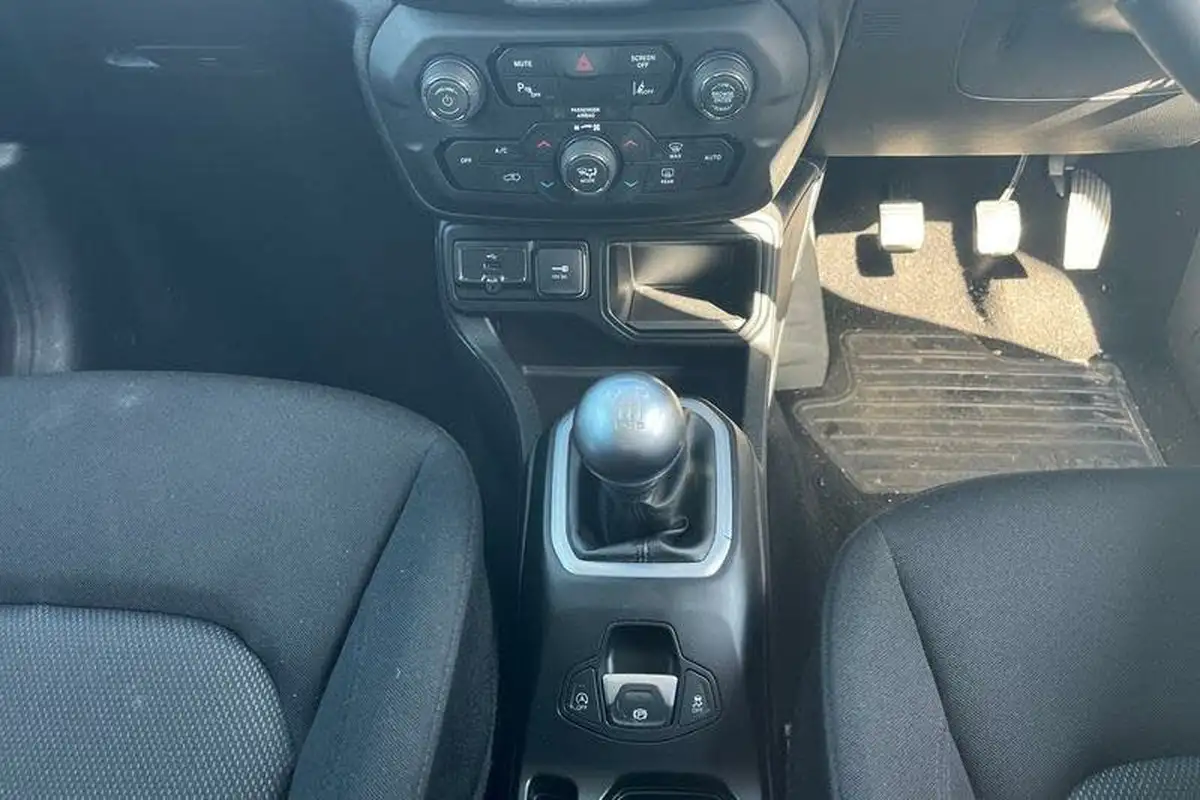 2019-jeep-renegade-10-gse-longitude-big-28