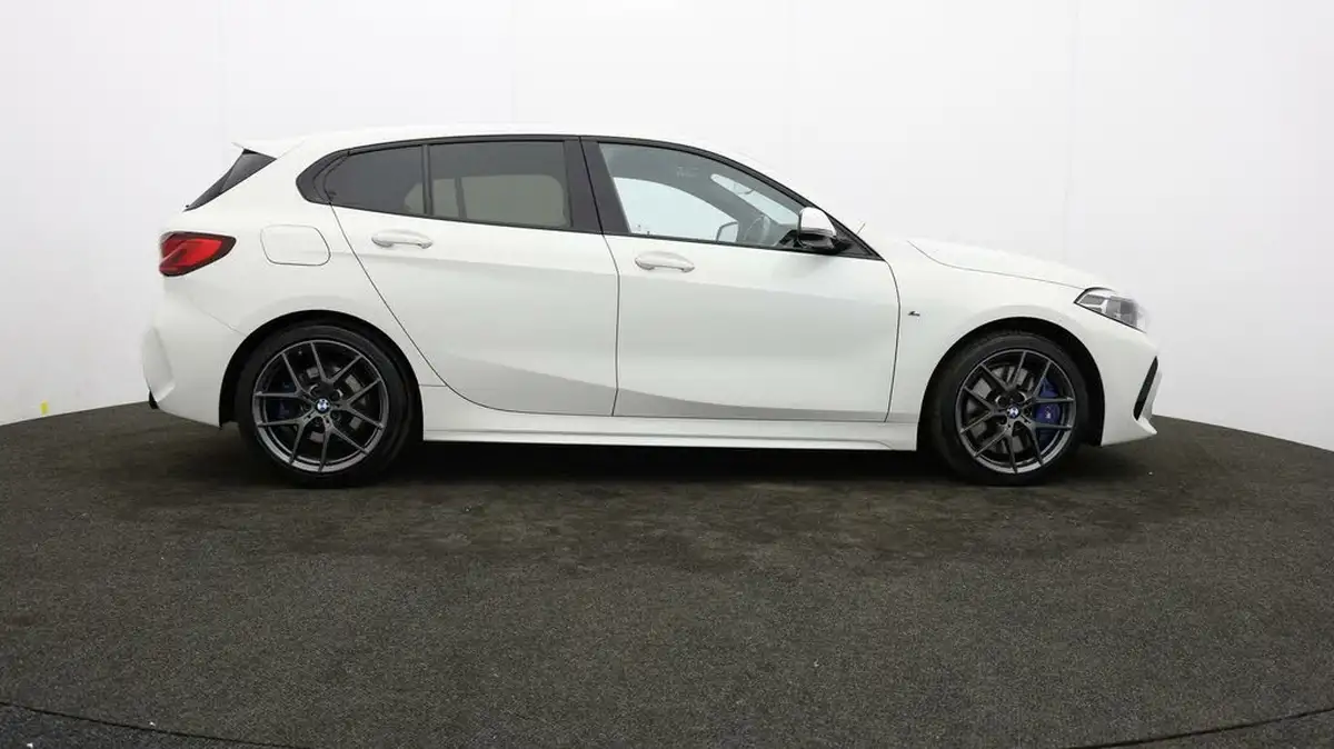 2021-bmw-1-series-20td-118d-m-sport-lcp-big-30