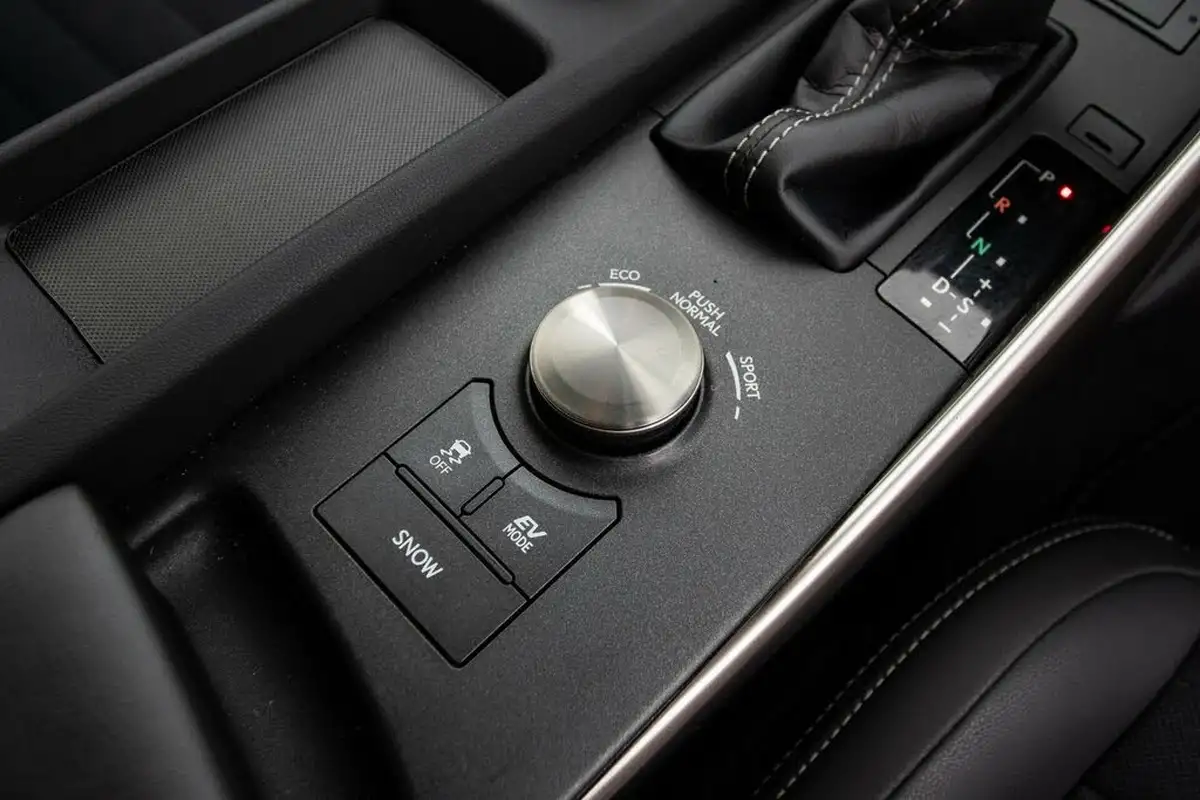 2019-lexus-is-300h-25-is-big-30