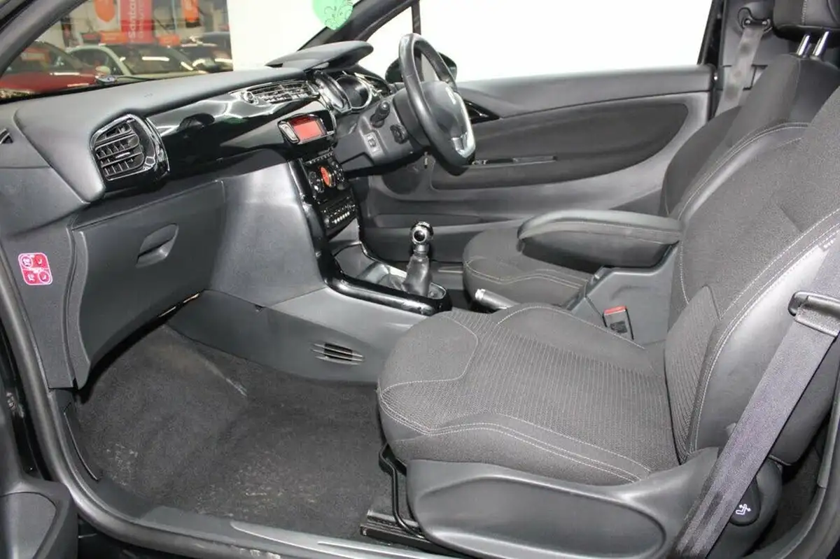 2013-citroen-ds3-16-dstyle-plus-vti-big-15
