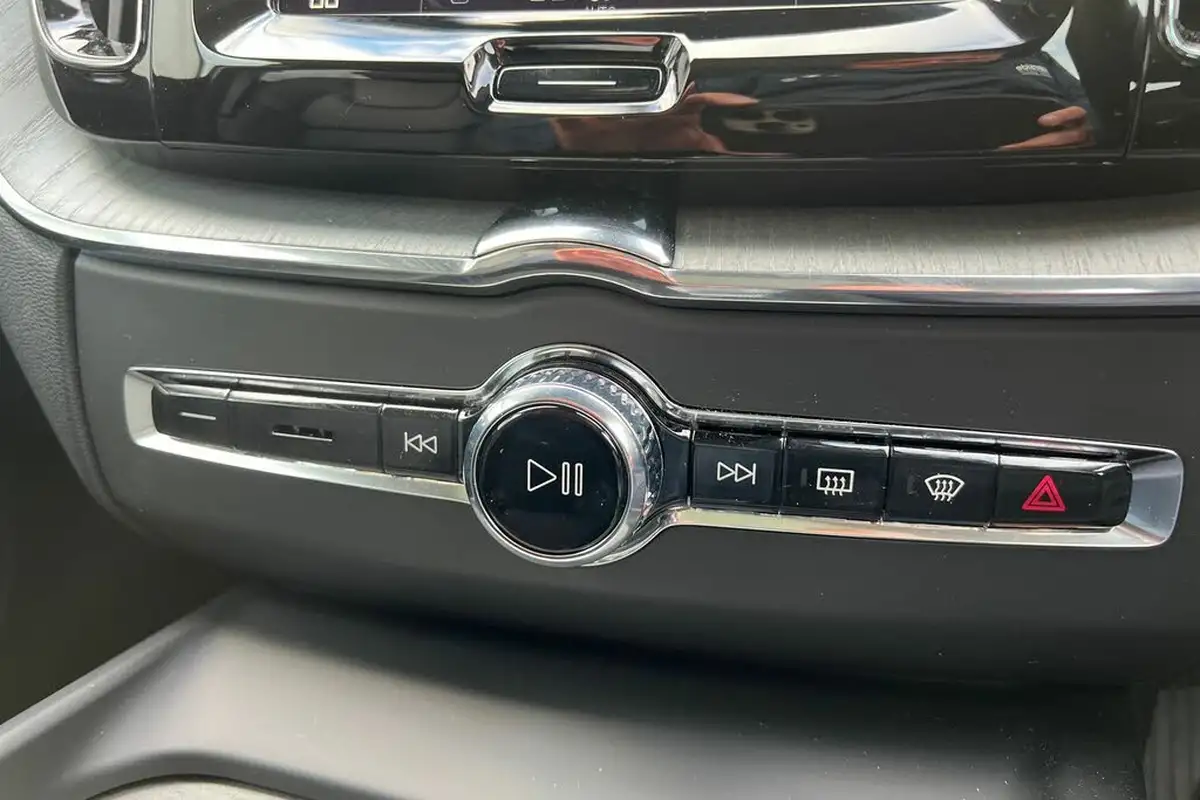 2024-volvo-xc60-20-t8-ultimate-dark-big-13