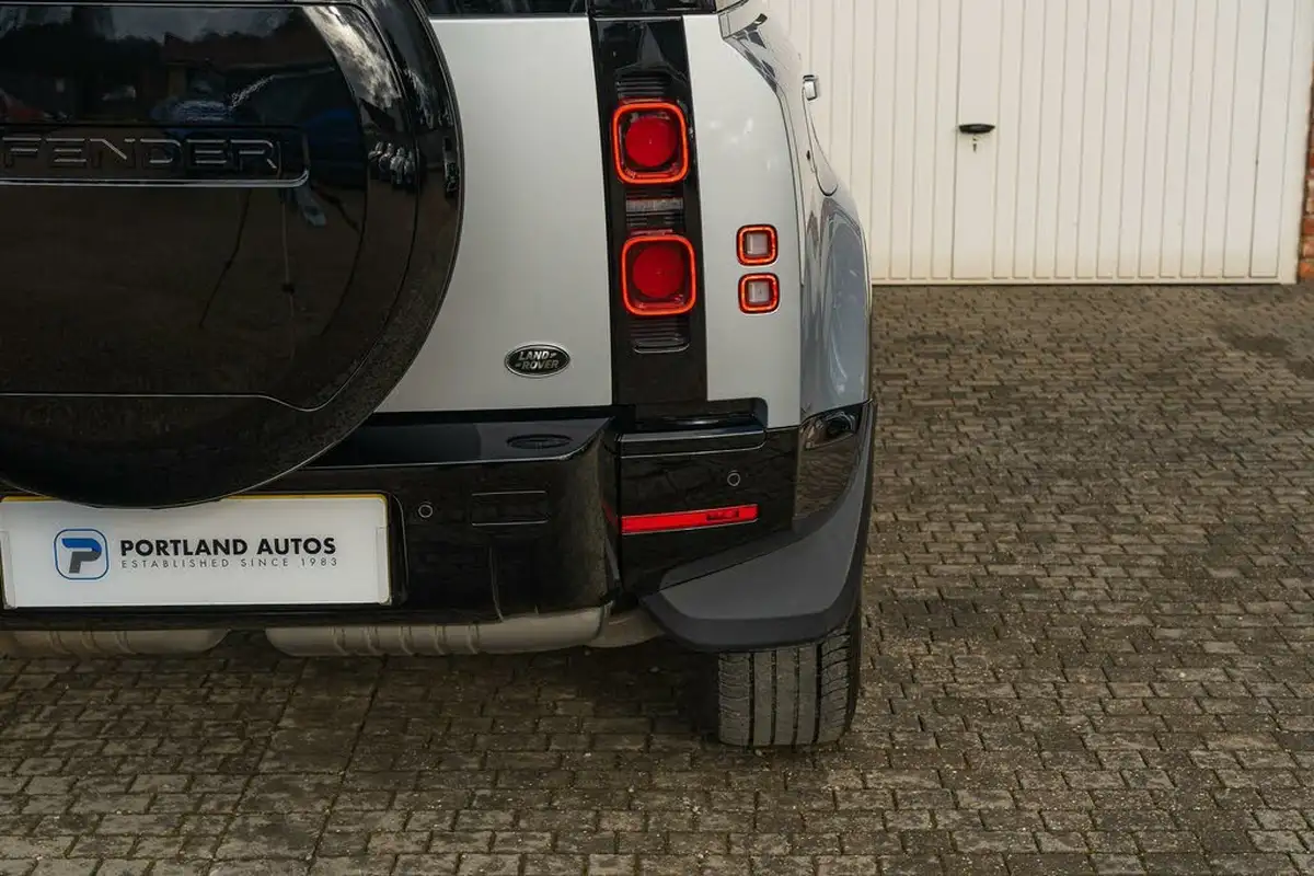 2021-land-rover-110-defender-30-d250-xs-edition-big-17