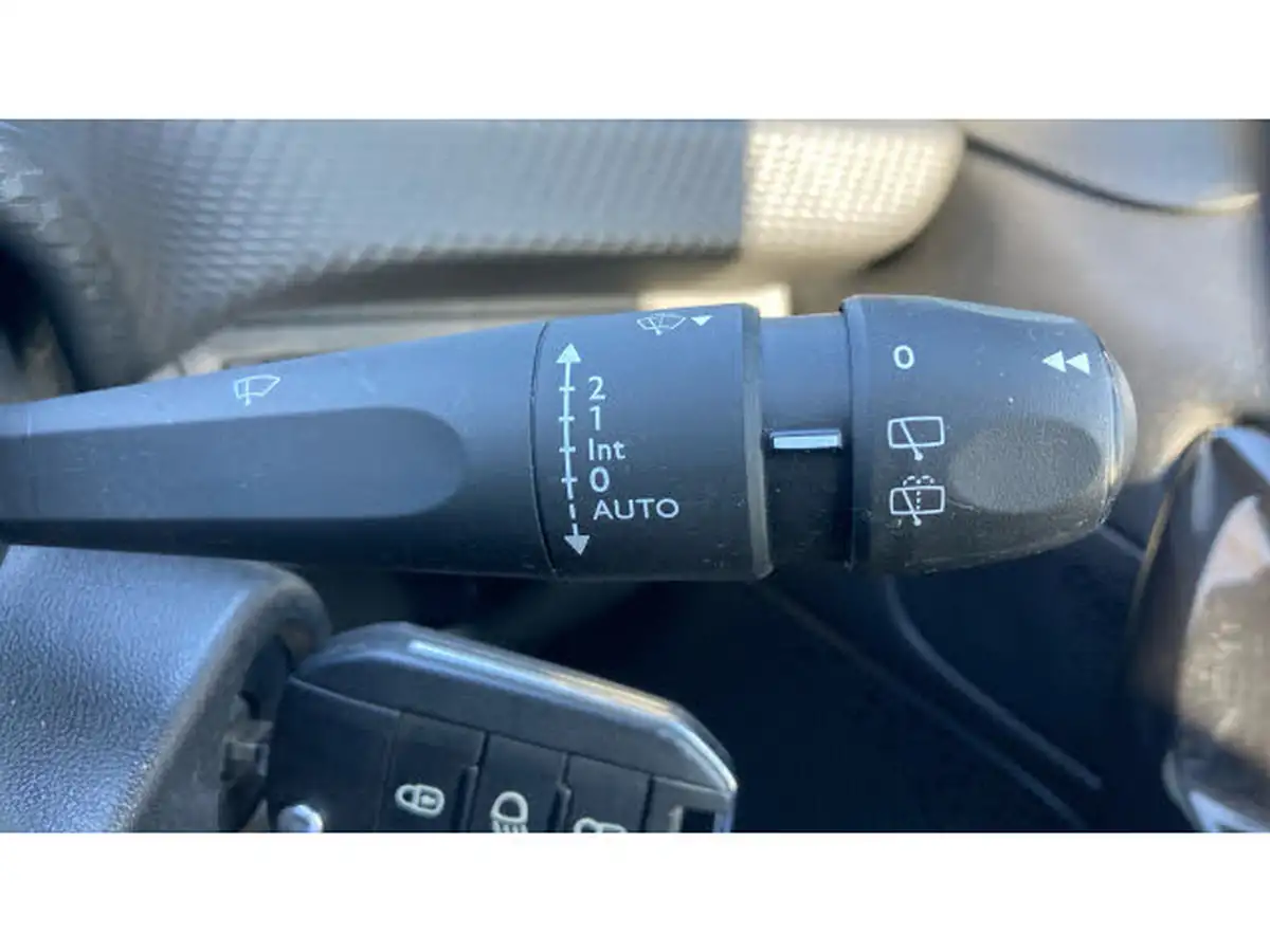 2018-peugeot-208-12-puretech-signature-big-24