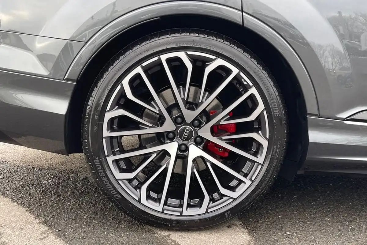 2025-audi-sq7-40-tfsi-black-edition-big-8