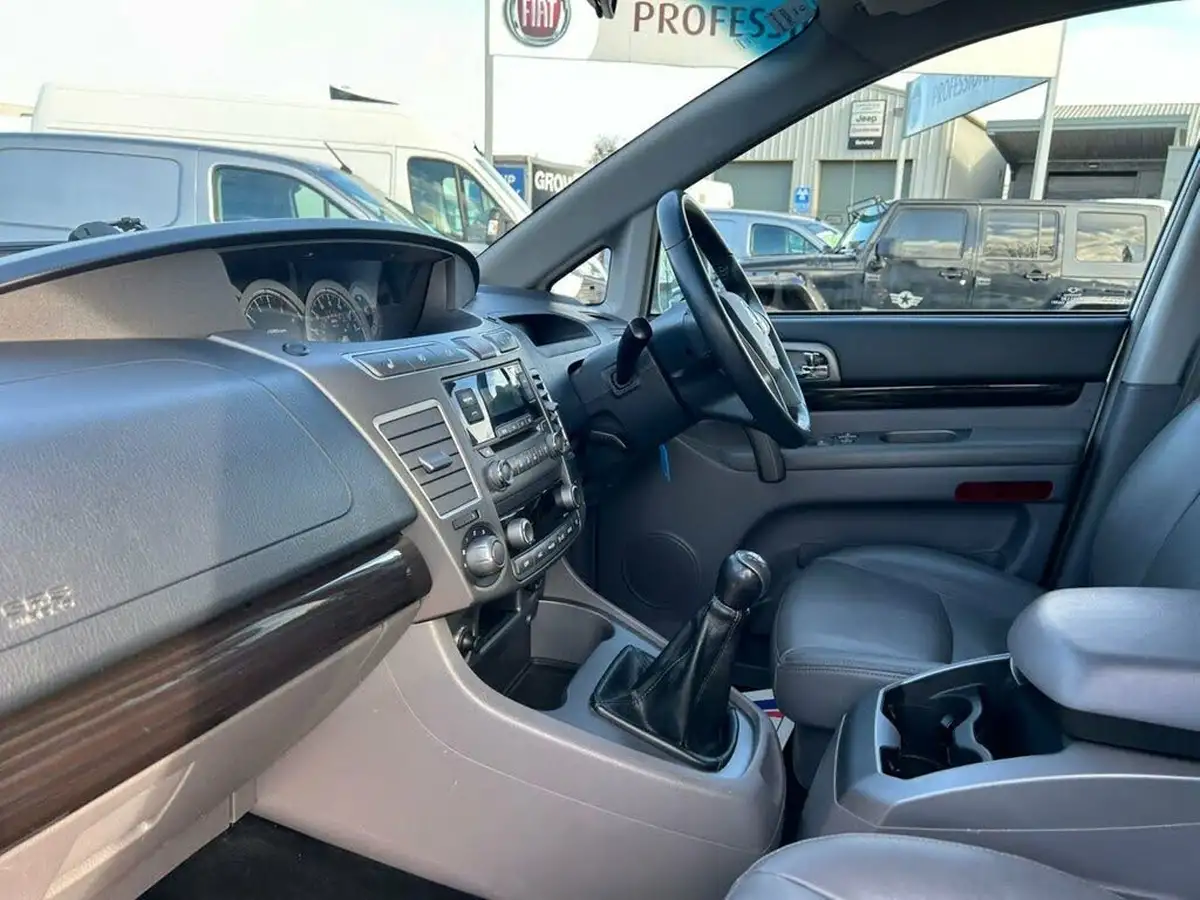 2017-kgm-ssangyong-turismo-22td-ex-big-32