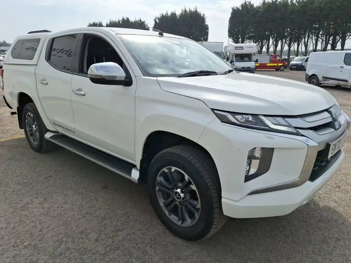 2020-mitsubishi-l200-22di-d-barbarian-auto-big-0